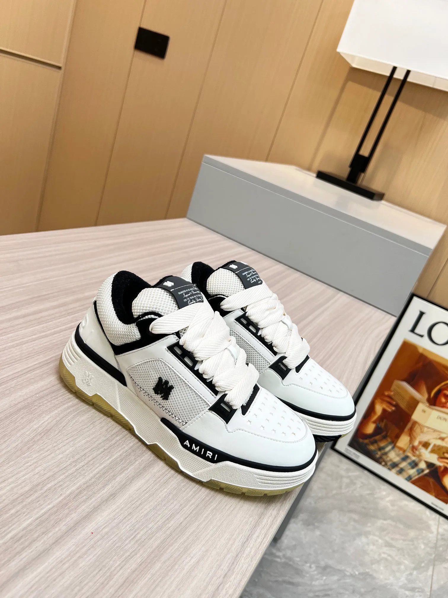 p620💰Men's shoes Amiri Emile's 2023 spring and summer new MA-1 bread shoes, couple models, casual sports shoes, sneakers Amiri gave up the rock punk style in the new season and used a large number of unsaturated colors, Morandi tones, whether you see or wear them, it will make people very happy. The large tongue of the bread shoes continues, shortens the length of the shoe body, thickens the midsole, and the toe part is more rounded. Amiri's brand letters and MA logo appear on the side of the shoe. Fabric: Original customized imported first-layer cowhide + mesh. Lining: Original customized breathable towel lining. Outsole. Foam combination material. Bottom thickness: 4CM. Size: Men's 39-45